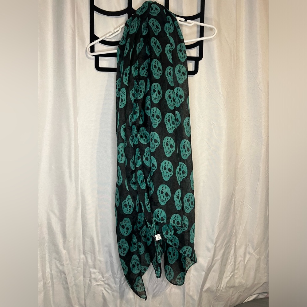 Black skull scarf
